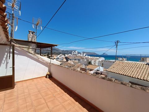 Casaltea Inmobiliaria sells, Centennial House in the Old Town of Altea.~The house is in good condition, although a renovation would be magnificent.~It is a three-story house, divided into several rooms, in addition to bedrooms, living room, bathrooms...