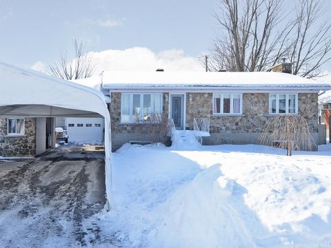 Superb bungalow, located on a 6,500 sq. ft. lot, including 3 bedrooms on the ground floor and 2 full bathrooms. Open concept, kitchen with central island and dining room ideal for entertaining family and friends. Large family room in the basement wit...