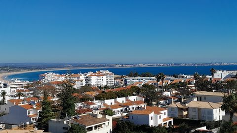 Situé dans le quartier très prisé de Torraltinha, cet appartement exceptionnel offre une vue panoramique sur l'océan scintillant et la ville animée. Dès l'entrée, vous êtes accueilli par un couloir accueillant qui se transforme harmonieusement en un ...