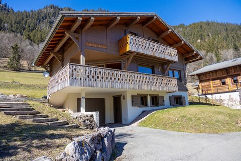 Dop Makelaars biedt aan: Chalet La Vie en Roos te Châtel. Dit prachtige vrijstaande chalet heeft een spectaculair uitzicht over Châtel, Portes du Soleil. Gelegen in de zeer populaire wijk La Ravine, bent u binnen enkele minuten met de auto of de skib...