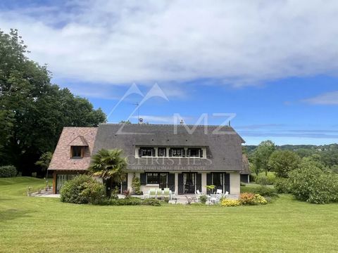 En Normandie, à quelques minutes de Cabourg et dans un endroit arboré avec une vue, belle propriété composée d’une maison de style normand en parfait état et d’une dépendance édifiée sur un terrain de 5 812 m². La maison d’une surface habitable de 21...