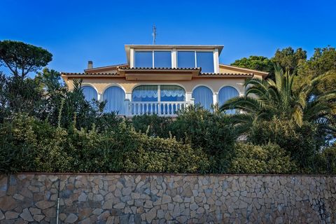 Denna rymliga villa ligger på gränsen mellan Platja d'Aro och Sant Antoni de Calonge, intill Treumal Park på Costa Brava.La huset har 4 våningar. Nivå 0 har ett garage för 2 bilar. Garaget har en 4 m2 kyl/frys med en konstant temperatur på +6 grader ...