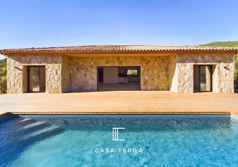 Off market - Exclusive right - Located 10 minutes from the beach and 5 minutes from the shops, 'A Liccia' is a modern sheepfold with all comforts. On one level, the 135 sqm villa offers 4 bedrooms including a master, 3 shower rooms, a living room wit...