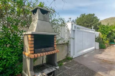 Les extérieurs de la villa sont conçus pour profiter du climat méditerranéen. Dans votre jardin, vous trouverez une piscine de 5x3 m d'une profondeur comprise entre 1,40 m et 1,10 m, parfaite pour vous rafraîchir et entourée de transats où vous pourr...