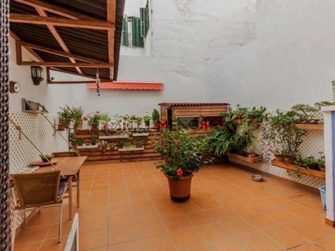 Renovated townhouse close to the Museum of Menorca, located in a central and at the same time quiet street in the city centre. Distributed over 3 floors plus a basement of 30m2, the ground floor consists of a bathroom, a large dining room with a kitc...