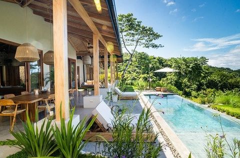 Costa Rica, eingebettet in die Hügel, bietet diese Unterkunft einen Panoramablick auf das Meer. Es verfügt über große Wohnräume, die sich auf die Terrassen öffnen, 3 geräumige Schlafzimmer mit jeweils eigenem Bad, Swimmingpool, erstklassige Ausstattu...