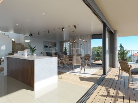 Bright 4-bedroom duplex apartment in the new Caxias Heights development, with large areas and an excellent location between Lisbon and Cascais. Spread over two floors with 210sqm of gross private area and 80sqm of balconies and terraces, the apartmen...