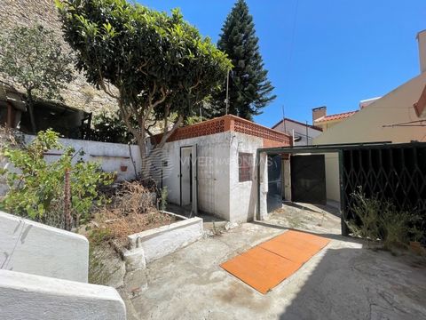 3 + 2 bedroom house, located in the centre of the city of Setúbal, in the heart of the historic area bordering the city wall. This unique house, although old, offers incredible potential to become the home of your dreams through a careful renovation ...