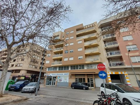 Schöne Wohnung im Stadtzentrum von Oliva, komplett mit Aufzug, Tiefgarage und Abstellraum. Mit viel natürlichem Licht und einem großen Südbalkon. Wohn-/Esszimmer mit Klimaanlage (warm/kalt), geräumige Küche, alle Schlafzimmer haben Einbauschränke, Ma...