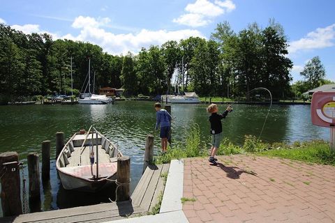 You can't get any closer to the water: New and high-quality furnished apartment with WiFi, Netflix, two balconies and a direct view of Lake Plauer. You live in the harbor village of Plau am See, you can hear the water and the boats splashing softly i...