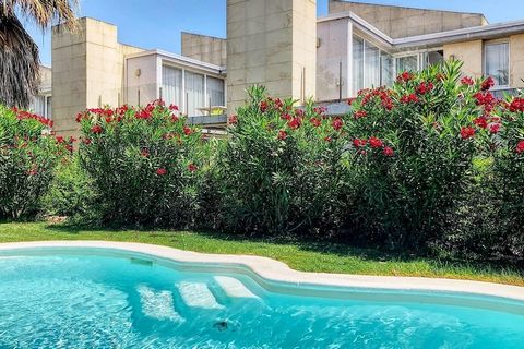 Deze moderne halfvrijstaande huizen, elk met twee stijlvolle appartementen, vallen op aan de rand van La Escala met hun strakke architectuur en ruime ontwerp. De prachtig aangelegde tuin, compleet met palmbomen, oleanders en levendige planten, creëer...