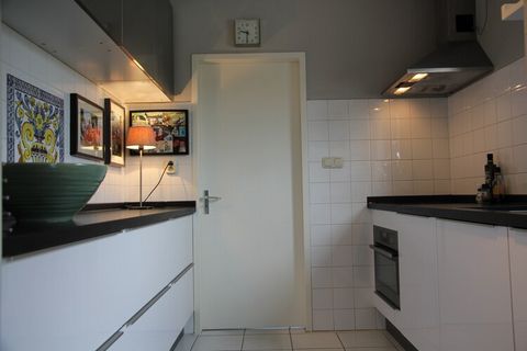 Dit moderne landhuis met open haard ligt aan de rand van het vriendelijke dorp Groet, op een steenworp afstand van het mooie bos- en duingebied. Het is geschikt voor 8 personen en beschikt over 5 slaapkamers. Het huis heeft een grote omheinde tuin en...