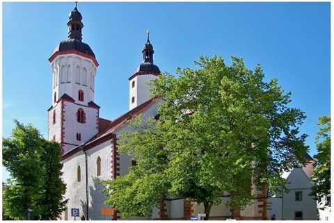 Wysokiej jakości umeblowany dom wakacyjny o powierzchni 65 metrów kwadratowych na trzech piętrach. Z otwartą galerią na dwóch kondygnacjach, z balkonem, pośrodku zielonych ogrodów, z pokojami wypoczynkowymi. Widok na ogród z dużym stawem rybnym oraz ...