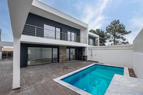 Discover this stunning new contemporary villa, situated in Corroios, just a few minutes from the magnificent beach of Fonte da Telha. With a sophisticated design and high-quality finishes, this property offers the perfect balance between modernity, c...