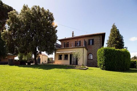 Casa Giglio – Castiglion Fiorentino (14 personen) Casa Giglio is een typisch Toscaanse boerderij, een oude stenen boerderij die dateert uit het einde van de 19e eeuw, zorgvuldig gerestaureerd met traditionele landelijke meubels en met veel creativite...