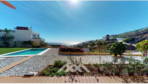 Diese luxuriöse mediterrane Villa in Torrox, Málaga, erstreckt sich über zwei Etagen und bietet einen atemberaubenden Meerblick. Die Immobilie wurde mit Blick auf das Thema Nachhaltigkeit entworfen und ist ein echtes Nullenergiehaus. Dank hochwertige...