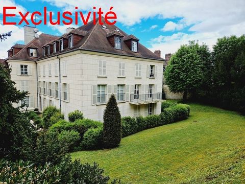 A COMPIEGNE, idéalement situé à pied à 3 min de l'hotel de ville et 10 min de la gare, dans une résidence de bon standing donnant sur un écrin de verdure, un appartement en duplex (95.54 m2 loi carrez mais 109 m2 au sol) situé au dernier étage avec a...