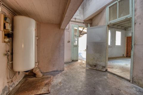 Immeuble de 196 m² idéal pour une rénovation sur mesure, avec garage et cour intérieur