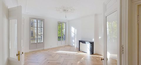 T5 de 160m², traverssant, très lumineux, au 1er étage avec ascenseur, climatisé, avec cave.