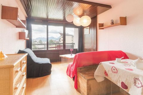 The Residence La Loubatière (with lift) comprises of 6 levels and is situated in the centre of the resort of Montgenèvre. The shops are 50m away, the ski lifts and the pistes are 200m from the residence La Loubatière. Surface area : about 42 m². Orie...
