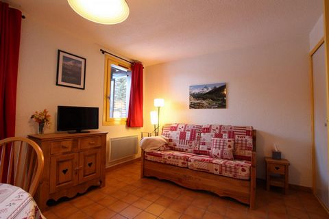 The Residence Saint Appoline is in an area called Les Guibertes around 1.5 km from the ski slopes and from Monêtier-Les-Bains. This is a calm are with views over the surrounding mountains and a direct access to the cross country ski trails. The neare...