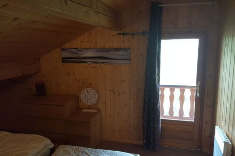 Ce chalet indépendant avec sauna est très bien situé dans la région des Portes du Soleil, constituée de 650 km de pistes. Les Gets se trouvent dans un joli environnement entre le Mont Blanc et le lac Lémant. Le centre de Les Gets est à environ 700 mè...