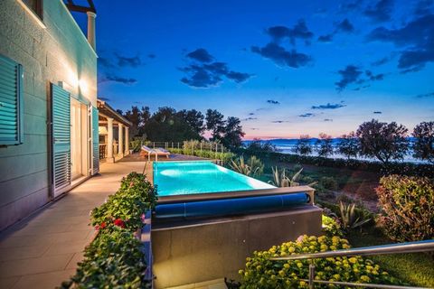 Deze fraaie villa met privé zwembad ligt op het schitterende eiland Brač, in het dorpje Mirca. Het strand ligt al op 50 m! Het eiland Brač is vanuit de stad Split (vasteland) per veerboot te bereiken. De aankomstplaats is Supetar, een gezellig stadje...
