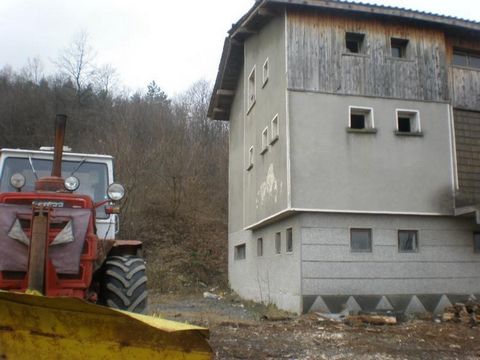 45 km. ab Fr. Shumen, auf der Straße Shumen-Burgas, auf dem Rishki-Pass selbst, drei km. nach der Abzweigung zum Dorf Rish, links der Straße in Richtung Burgas. Fläche des Grundstücks 6 000 m², Zuweisung des Grundstücks - Einrichtungen für die Instan...