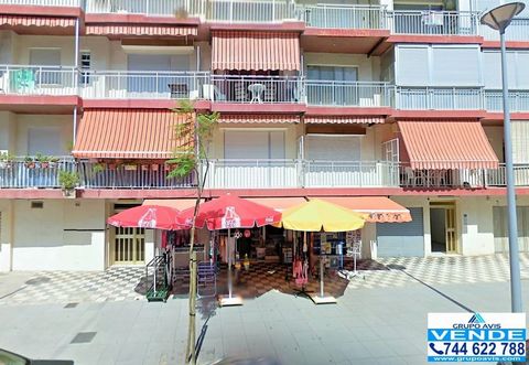 Avis Real Estate Group sells local shops on the beach of Gandia in a busy area just 200 m from the beach.    The premises have an area of ​​107 m2. divided into two zones, one of 35 m2. tiled specialized in the trade of bread and pastries, and anothe...