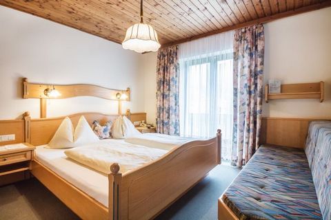 Dit vakantiehuis heeft 1 slaapkamer en is geschikt voor 3 personen, ideaal voor een klein gezin. Het is gelegen in Kleinarl, bij skigebied Salzburger Sportwelt. Naast het hotel van de eigenaar staat dit appartement voor je ter beschikking. De eigenaa...
