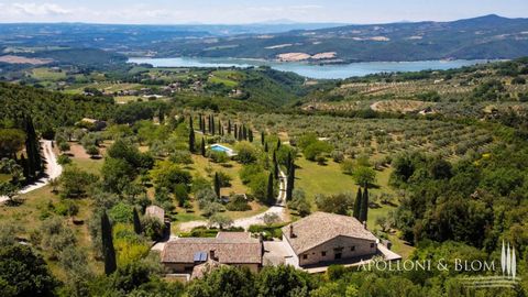Country house with land and swimming pool a few kilometers from Lake Corbara. The property, immersed in the green countryside between Orvieto and Todi, is easily accessible and is located in a panoramic position overlooking the lake and the nature re...