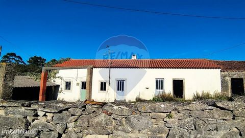 In a quiet village in the parish of Aljubarrota, in Moleanos, we found this fantastic property to recover. The villa, rustic in style and with plenty of sun exposure, has two bedrooms, a living room, a kitchen with an Alentejo chimney and another roo...
