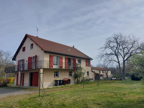 URGENT: SIGNIFICANT PRICE REDUCTION: 15 minutes from Vichy, a UNESCO World Heritage Site, in a pretty village: Family property easily expoiable in main house with guest rooms. On 3 levels: large ground floor with large entrance room of 11 m2, living ...