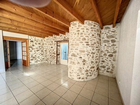 Abithéa is pleased to present you exclusively this pretty village house in Flavignac. Renovated with great taste a few years ago, we have generous volumes, stone walls that match perfectly with the beautiful pieces of wood. On the ground floor, a bea...