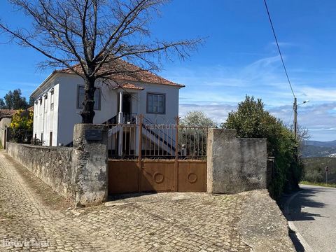 Traditional villa of 170 m2 with patio, cellar, storage, attic and garage. The property is inserted in a plot of land of 1106 m2. Located 10 minutes from the village of Oleiros, this villa is the perfect property for those who like to live in contact...