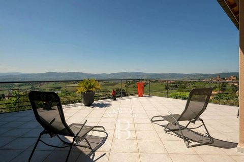 OINGT. Exceptional view - Located on the heights, this house consists of a living area of approximately 215 m² on one level with a full basement and a magnificent landscaped garden of approximately 1705 m² with an exceptional panoramic view over the ...
