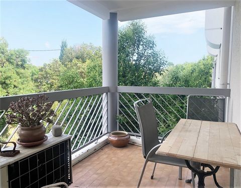 Marseille 13008, Quartier La Plage, Cabinet DALLAPORTA offers you in a senior residence with services 'Les Hespérides du Prado', a magnificent T3 apartment of 69m2 completely renovated with taste. Located on the 2nd floor with elevator, it consists o...