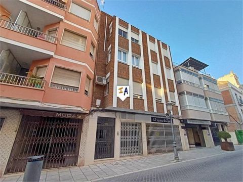 Dit appartement van 80 m² ligt in een centrale straat in de stad Puente Genil, in de provincie Cordoba, Andalusië, Spanje. De inkomhal leidt naar een gang die leidt naar de granieten trap die leidt naar de flat waar aan de rechterkant de keukenruimte...
