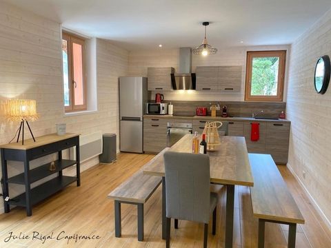 Appartement de 70 m2 situé au centre de Campan à seulement quelques kilomètres de Bagnères-de-Bigorre, de la Mongie et de Payolle, vous l'aurez compris l'emplacement idéal pour y vivre ou simplement pour les vacances. Cet appartement se compose d'un ...