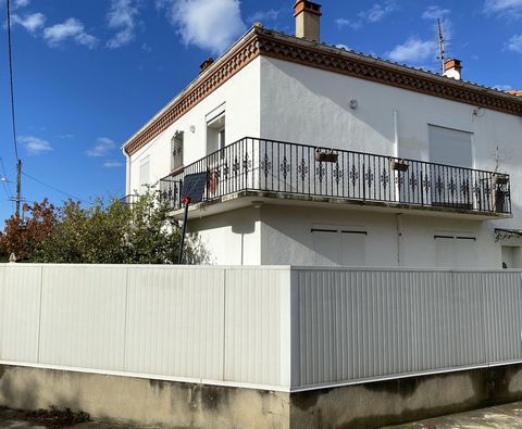 In a quiet area and close to all shops, come and discover a charming house of 125 m² on 3 sides with garden. It consists of 4 bedrooms including 3 on the ground floor with shower room and WC. Upstairs a living room with fitted kitchen of around 50 m²...