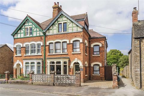 An attractive four-bedroom Edwardian property, offering spacious and flexible accommodation arranged over three floors in the popular Oxfordshire village of Fritwell, which is a short drive to excellent commuter links. This stunning village home offe...