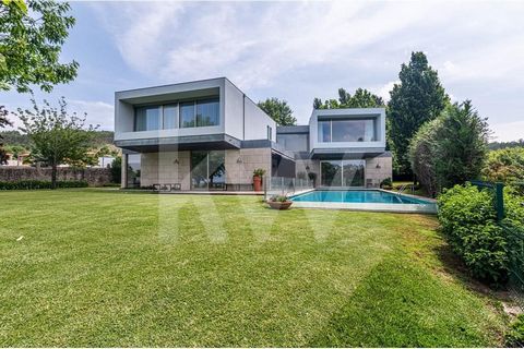 Have you ever imagined living in the house of your dreams, where you would wake up to the sound of birds, open the doors and find yourself surrounded by nature? I present to you this luxurious 4 bedroom villa with swimming pool integrated in a fabulo...