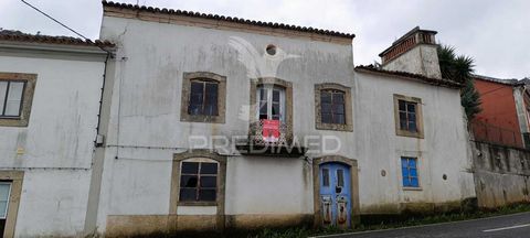 Ruined house to rehabilitate, with a great view! The property consists of 1 kitchen, 1 living room, 3 bedrooms, 1 pantry and 1 backyard. The place is very quiet, it is located very close to the Tagus River. Come and discover what could be your new re...