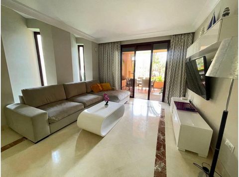 Located in San Pedro de Alcántara. Apartment de 2 dormitorios en Bahía de Alcántara Located on the first line of the beach, this apartment offers free Wi-Fi and private parking. It offers 2 bedrooms, 2 bathrooms, dining area, fully equipped kitchen a...