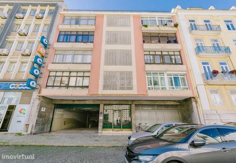 Located in the center of Lisbon next to the Marques de Pombal, Hospital or University we can find this store with 928m2. Divided into two floors, R / c and Basement both with windows and good light (including the basement). This space can be the idea...