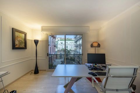 Located on the 5th floor in a prestigious residence Le Montaigne - a mixed-use studio, residential or office. Completely renovated, bright and refined - a few steps from Place du Casino, this welcoming studio consists of an entrance hall, a main room...