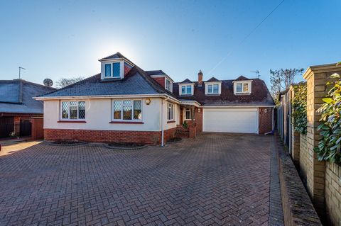 A stunning Six Bedroom Detached Chalet style home currently approaching some 4300 sq ft, WITH FURTHER PLANNING TO REMOVE THE DORMERS AND CREATE A MAGNIFICENT 3 STOREY HOUSE of either 6000 or 9000 square feet approximately, WITH INDOOR POOL COMPLEX. (...