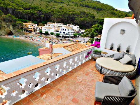 Charming fisherman's house with fabulous views of the sea and located just 30 meters walk from the cove of Sa Tuna, 5 minutes by car from the medieval town of Begur. House with a lot of charm, facing south which allows you to enjoy the sun at any tim...