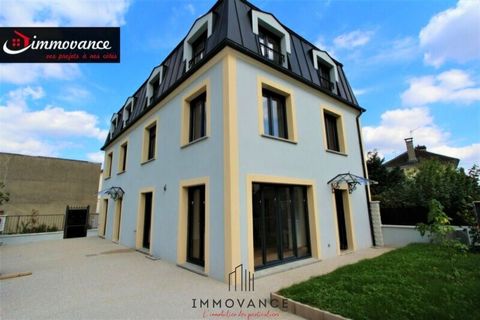 IMMOVANCE PARIS, offers your villa T5 of 107 m2 in RT2012 in fenced and wooded residence composed of two terraced houses on a plot of 400m2, close to all amenities, (schools, shops, Transilien line J, motorway A 15. This contemporary villa offers all...