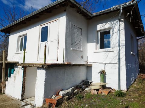 Two-storey renovated house for sale in the village of General Toshevo Living area: 90sq.m. Plot: 1450 sq.m. Price: 14 000 EUR We offer for sale a two-storey house with a total built-up area of 90 sq.m and a built-up area of 45 sq.m. The house is conn...